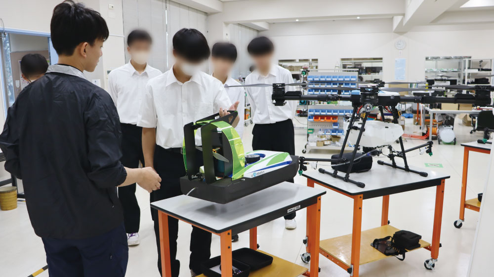 ciRobotics社員が除草剤散布ボートciBoatを紹介している様子