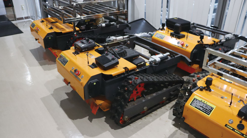 ciRobotics賀来事業所の玄関に並ぶ自動リモコン草刈り機GA45X