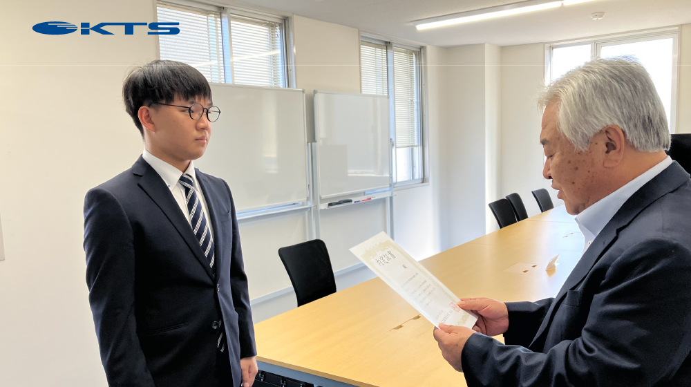 FIGグループのケイティーエスにて、代表が内定証書を読み上げている様子。