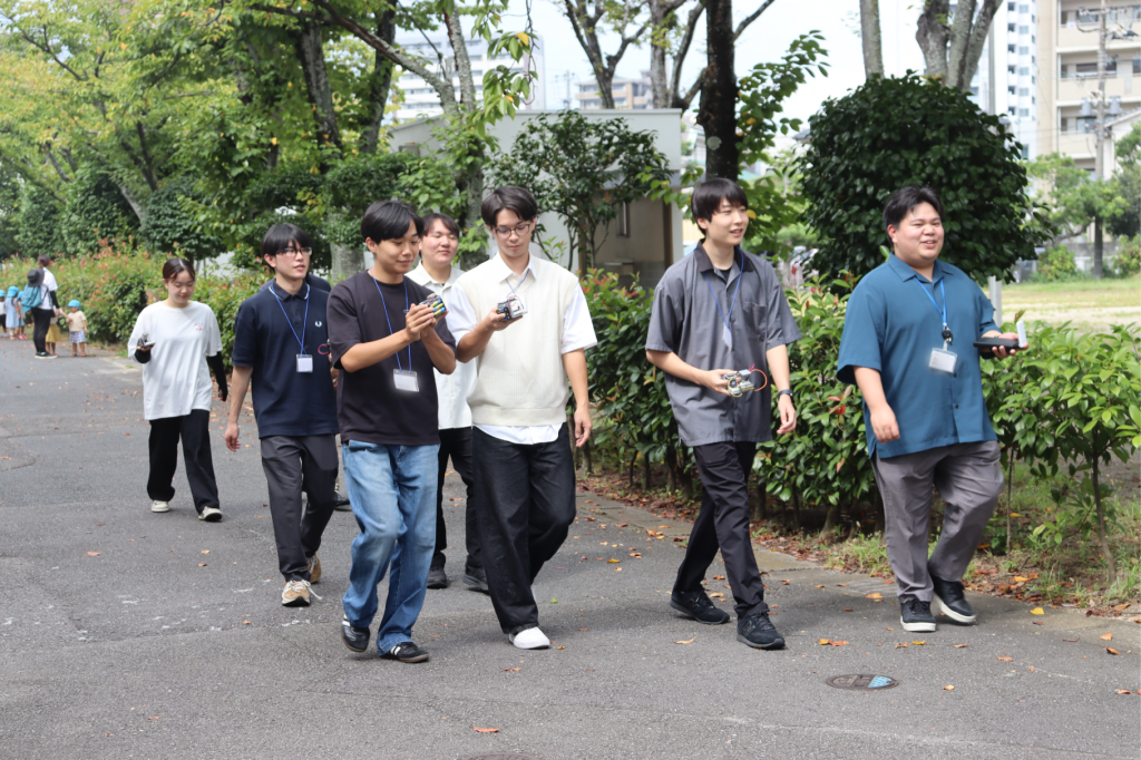 自身が作ったGPSロガーを持ってGPS情報を取得している様子。