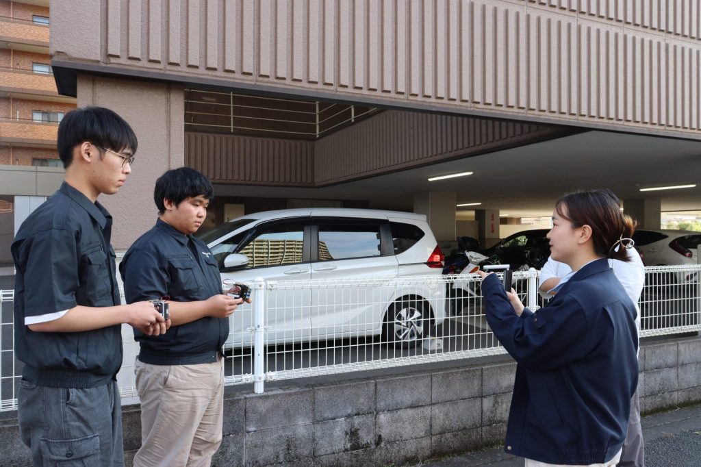 自身が作ったGPSロガーを持ってGPS情報を取得している様子。