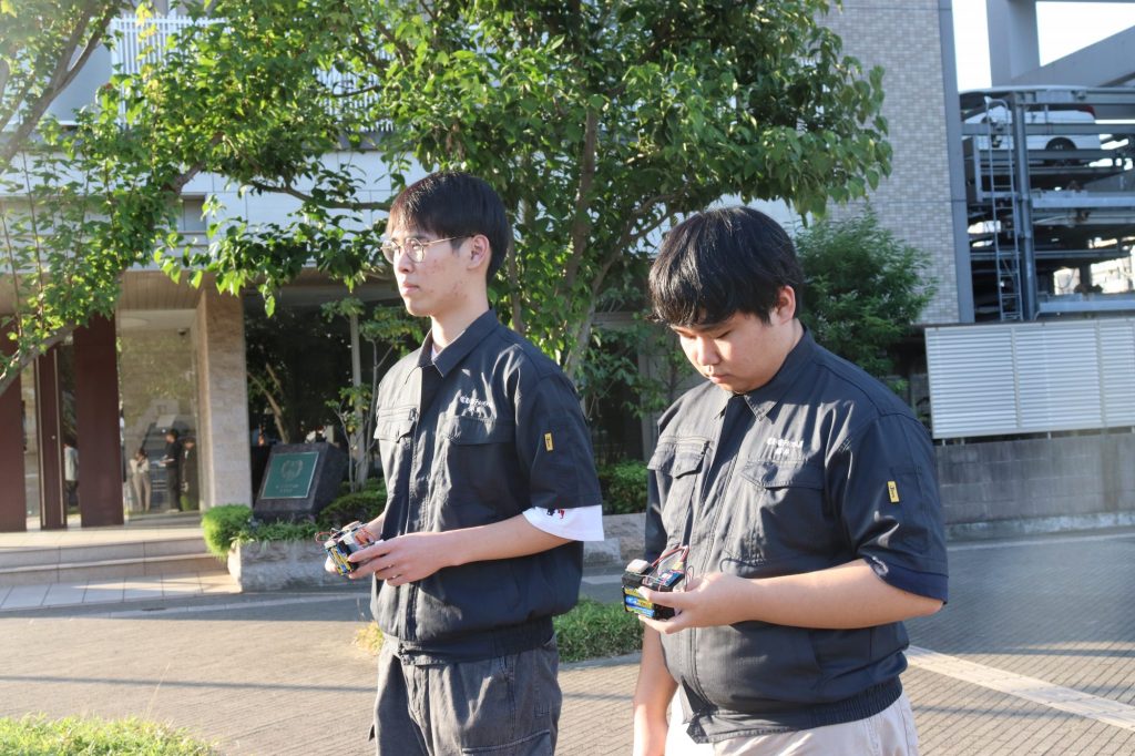 自身が作ったGPSロガーを持ってGPS情報を取得している様子。