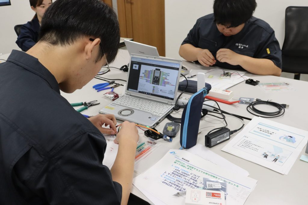 モバイルクリエイトの仕事体験でハードウェア機器を作成中の様子。