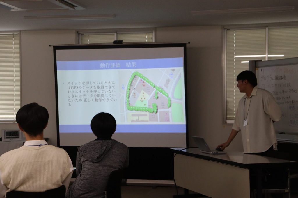 学生の皆さんが仕事体験のプレゼンをしている様子。
