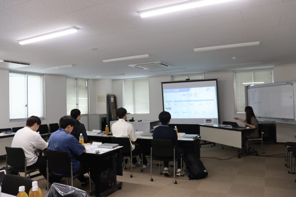 FIGグループのモバイルクリエイトの会社説明の様子。