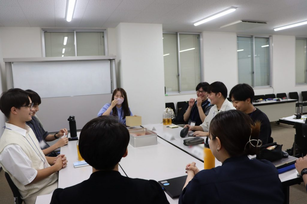 モバイルクリエイトの社員と学生が座談会をしている様子。