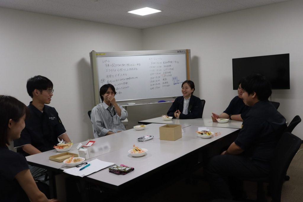 モバイルクリエイトの社員と学生が座談会をしている様子。