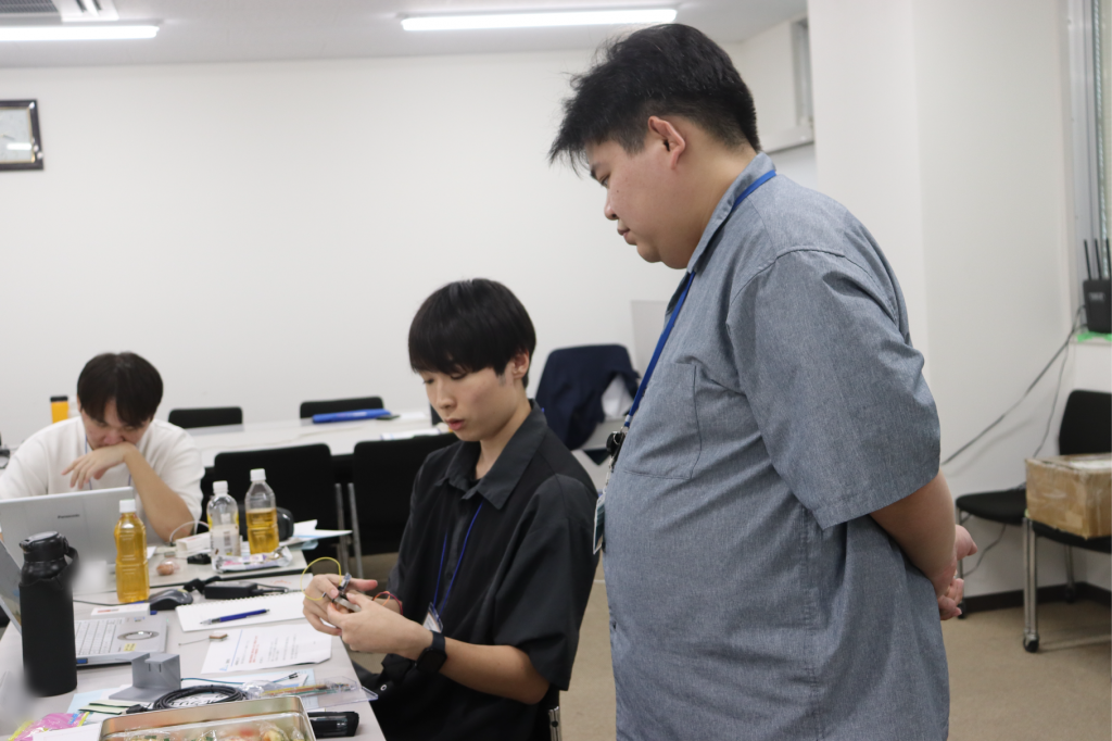 モバイルクリエイトの仕事体験でハードウェア機器を作成中の様子。