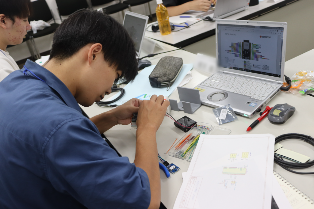 モバイルクリエイトの仕事体験でハードウェア機器を作成中の様子。