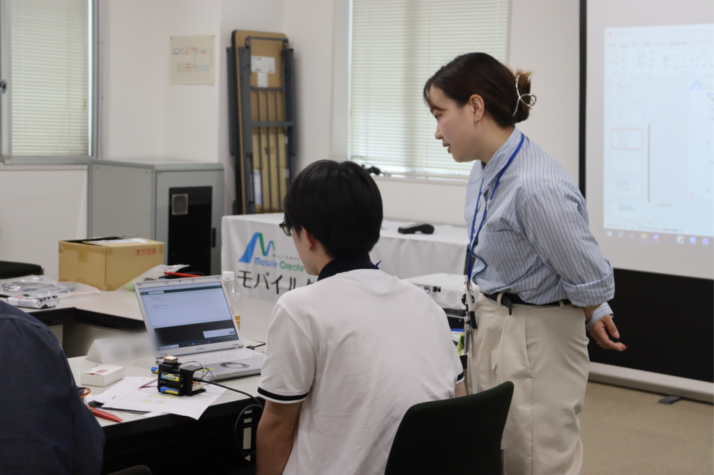 モバイルクリエイトの仕事体験でハードウェア機器を作成中の様子。