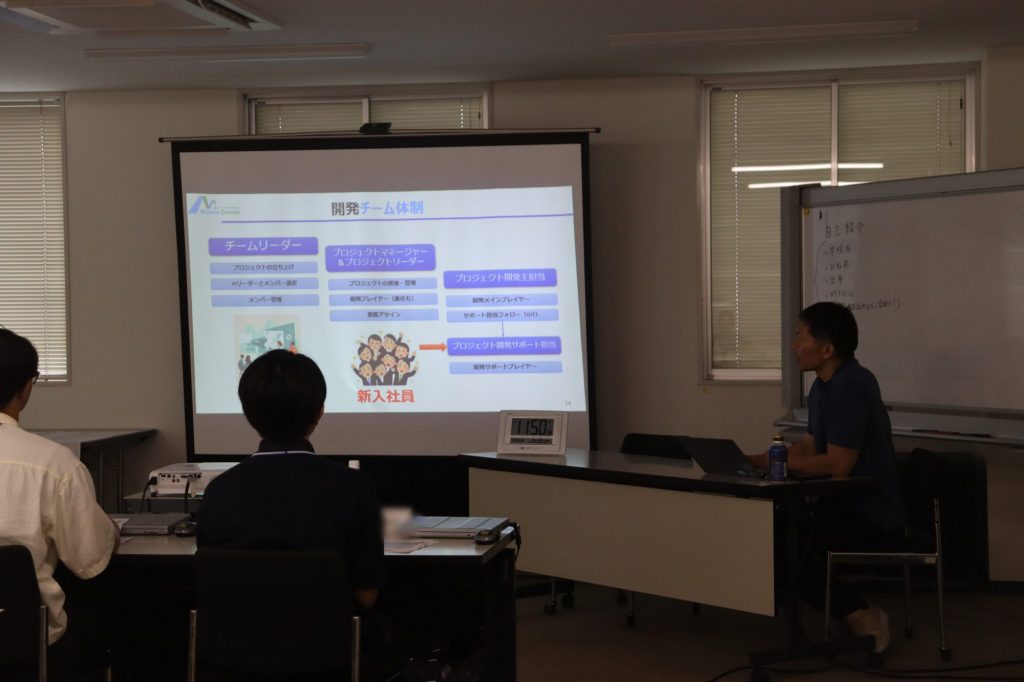 FIGグループのモバイルクリエイト技術部社員が説明している様子。