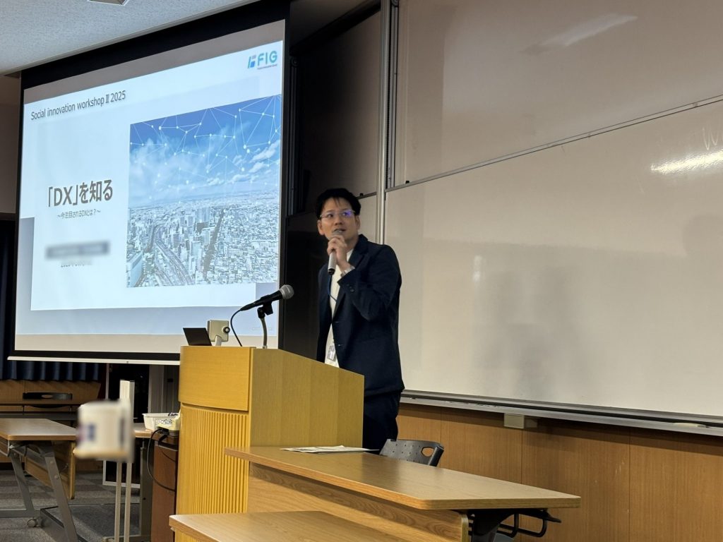 FIG社員による講義のようす。