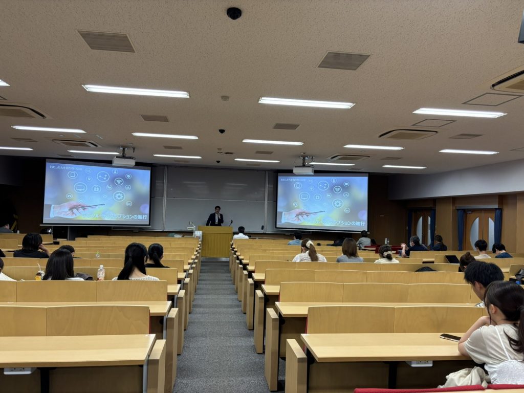 講義を受ける大分大学生のようす。