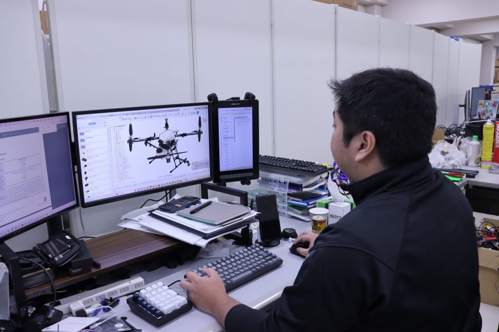 CADを使ってドローンを設計するAさん。