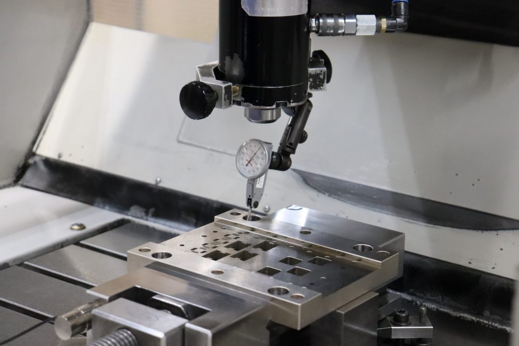 作業中の研削加工部品