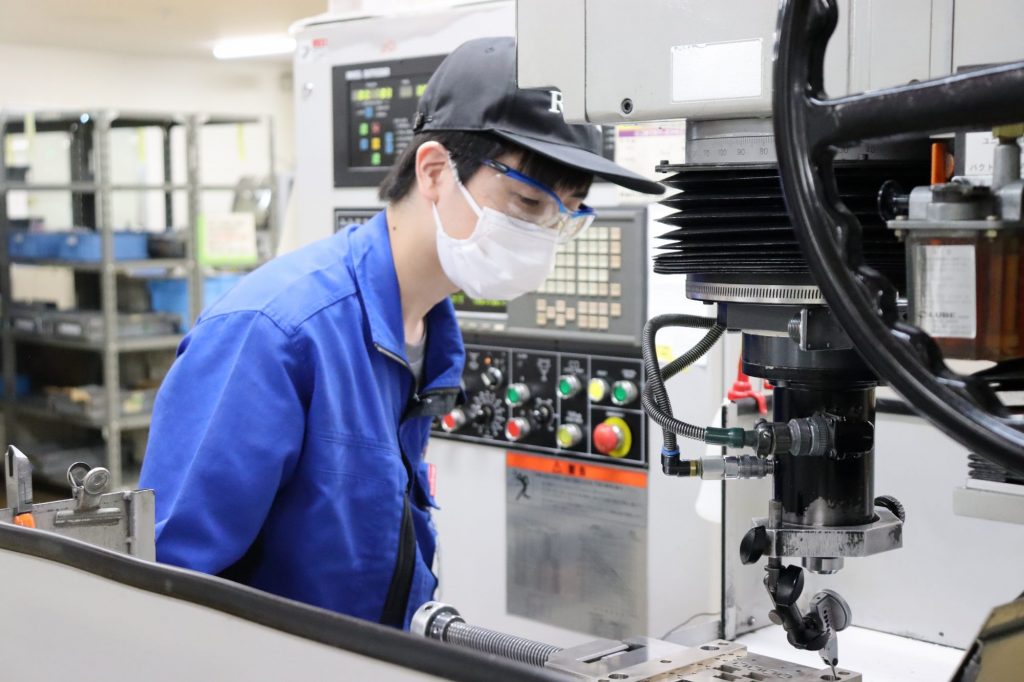 治具研削盤操作風景1