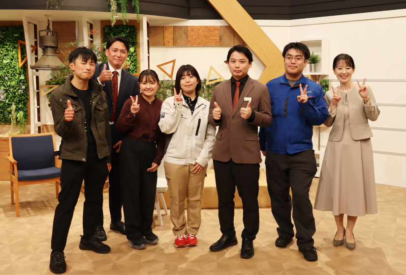 テレビ大分(TOS)「その先の大分へ~佐藤知事×若手社会人」に出演するREALIZE社員を含む出演者の集合写真(スタジオにて撮影)