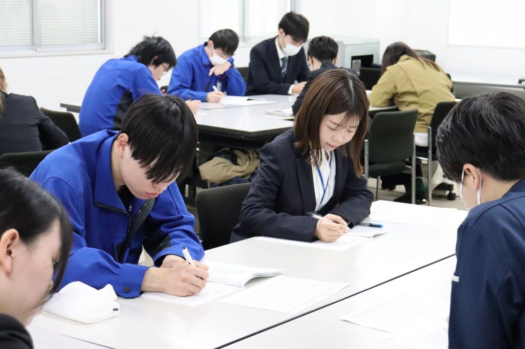 ビジネスマナーや主体性について学ぶフォローアップ研修の講義風景。