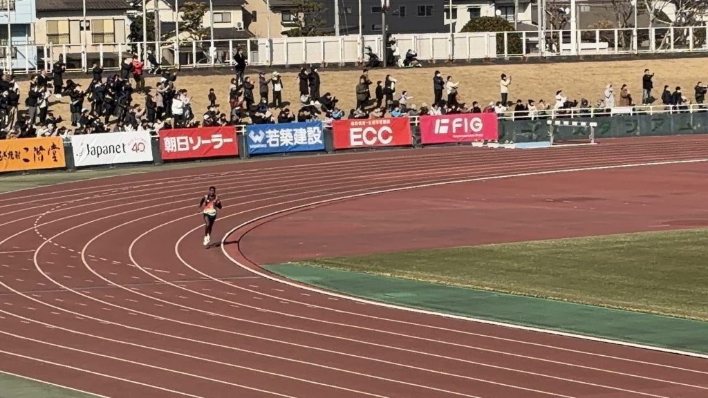 別府大分毎日マラソン大会の会場に掲出されたFIGグループのロゴ。