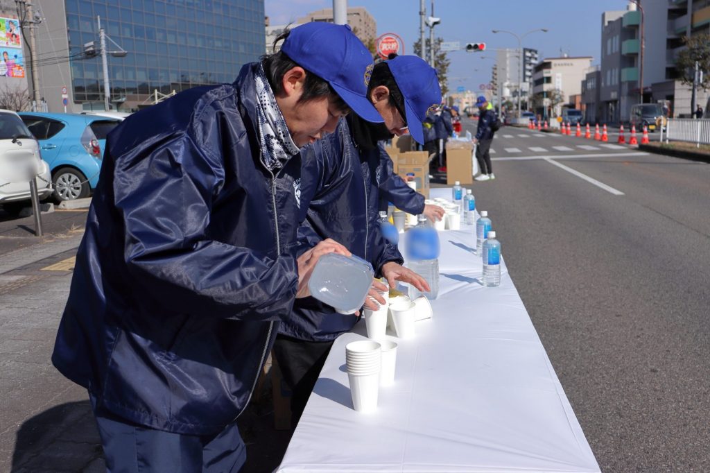 別府大分毎日マラソン大会で給水ボランティアとして活動するFIGグループ社員。