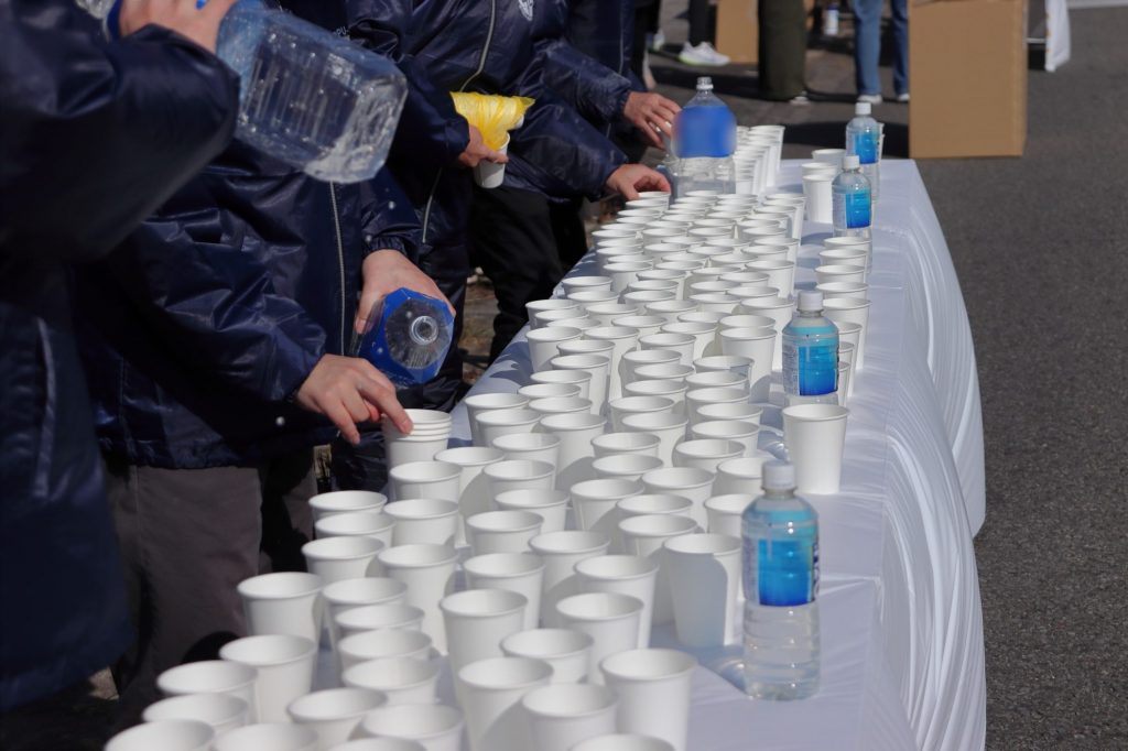 別府大分毎日マラソン大会で給水ボランティアとして活動するFIGグループ社員。