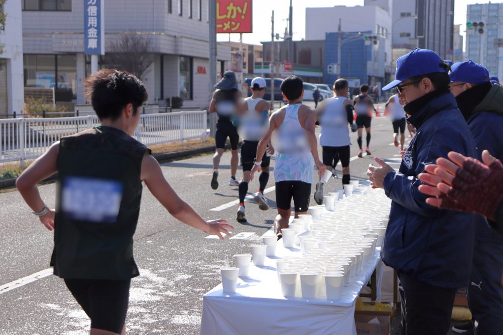 別府大分毎日マラソン大会で給水ボランティアとして活動するFIGグループ社員。