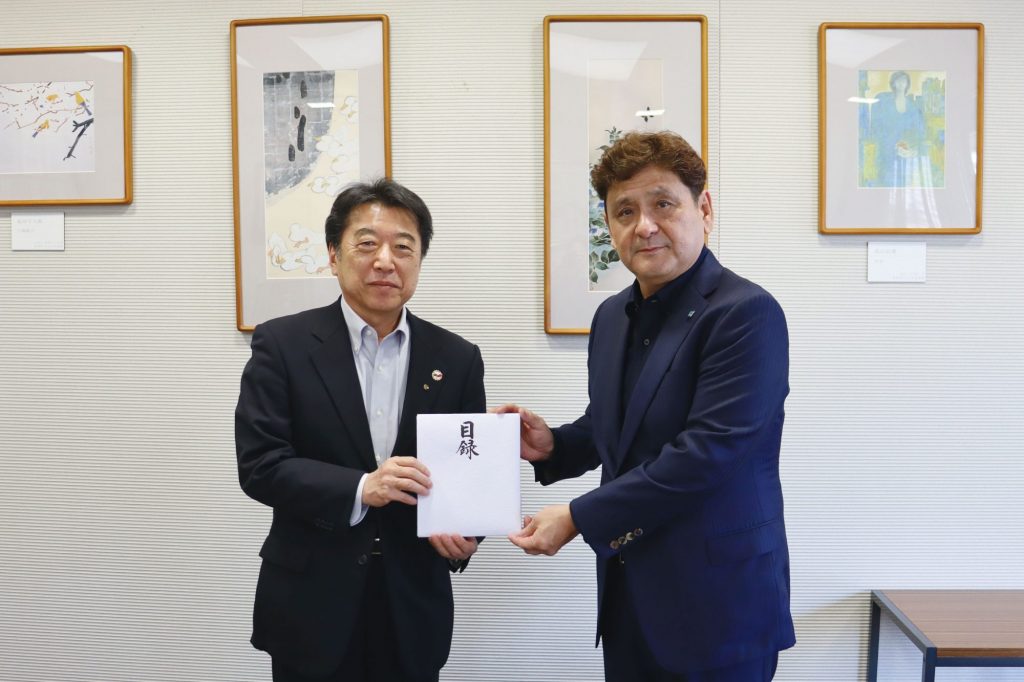 佐賀関大規模火災の復興支援金に関する目録贈呈式の様子。