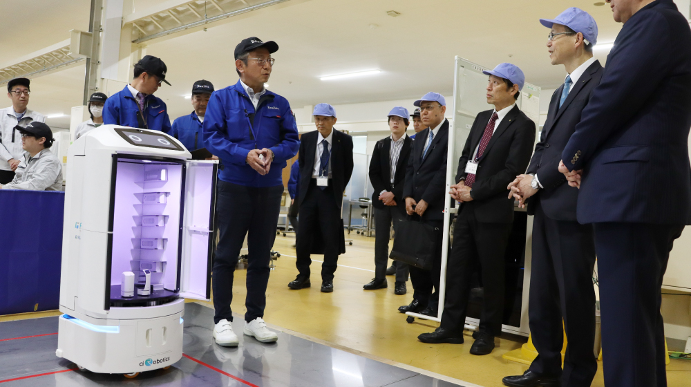 自動搬送ロボットのデモンストレーションを見学する様子