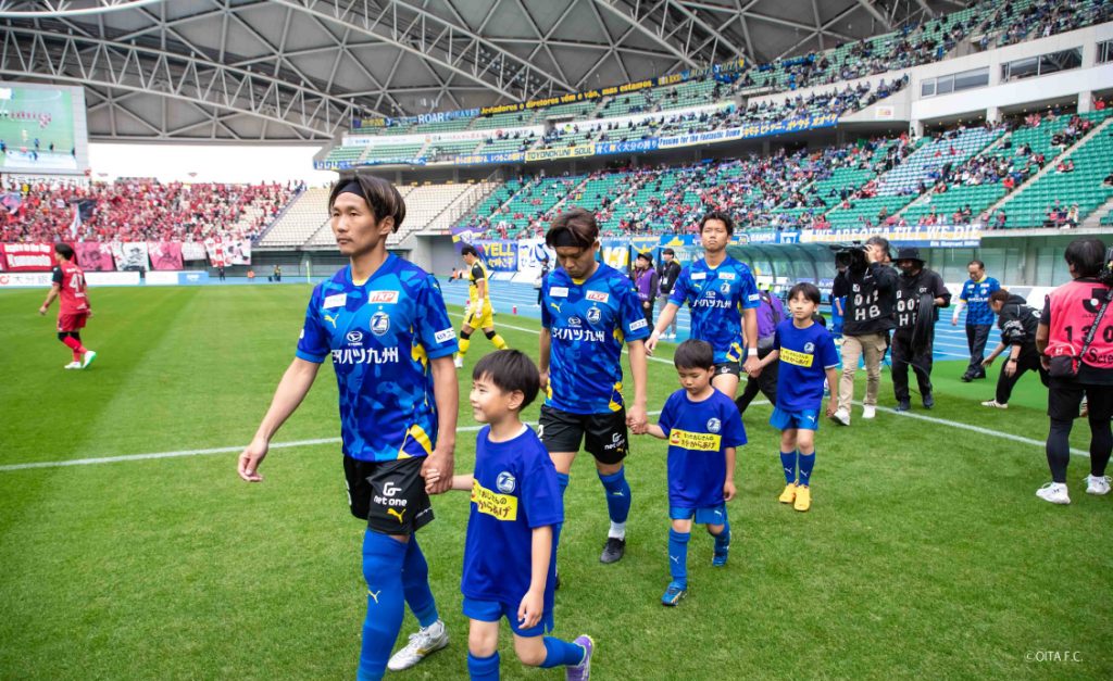 大分トリニータの選手入場。