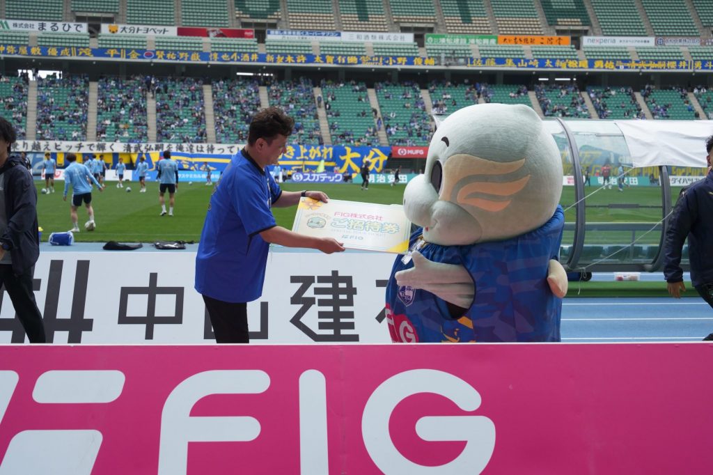 ニータンに招待券を渡す村井社長。