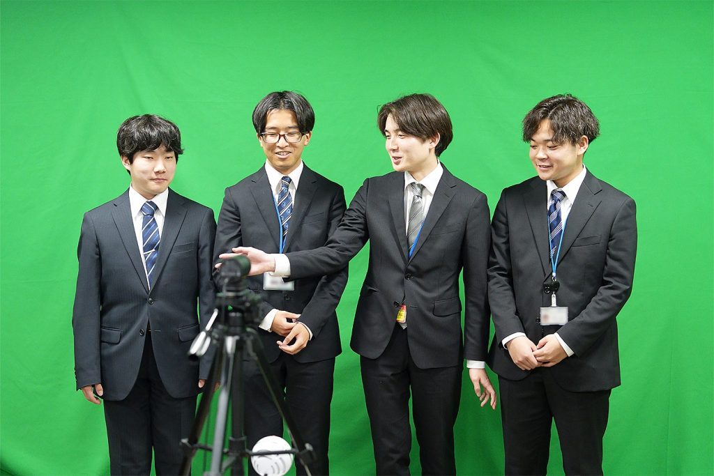 会社の枠を超えて協力しながら研修に取り組む新入社員。