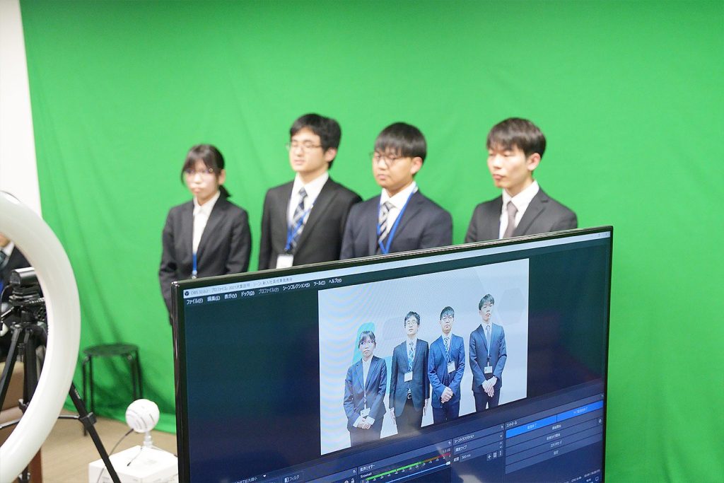 チームごとに研修成果を発表する新入社員の様子。