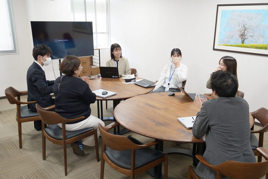 傾聴力向上のロールプレイ研修に取り組む新入社員。