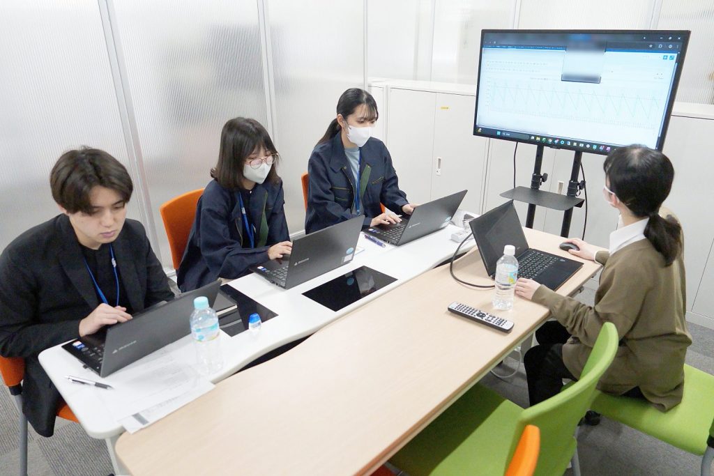 サーバ設備の説明を受けるモバイルクリエイトの新入社員。