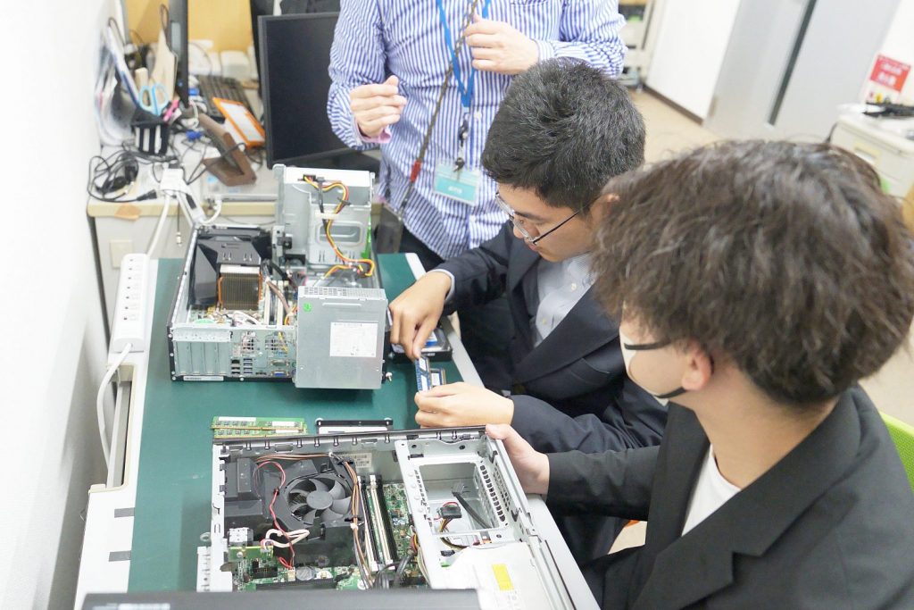 PC分解体験を通じてIT資産管理を学ぶ新入社員。