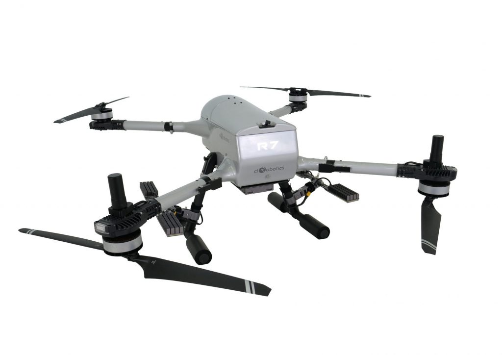 ciRobotics株式会社が開発した次世代インフラドローン「R-7」の外観。電源と通信を１本のテザー（ケーブル）で接続することで、従来の課題であった飛行時間の制約を大幅に改善し、48時間連続飛行を可能にします。