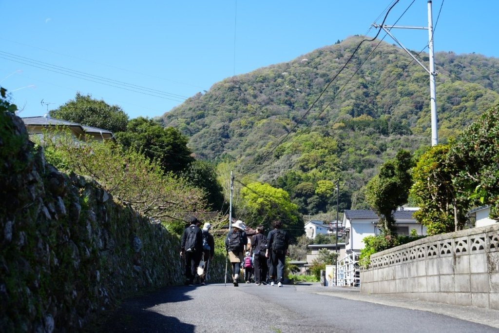 高崎山を見上げながら山頂を目指す参加者たち