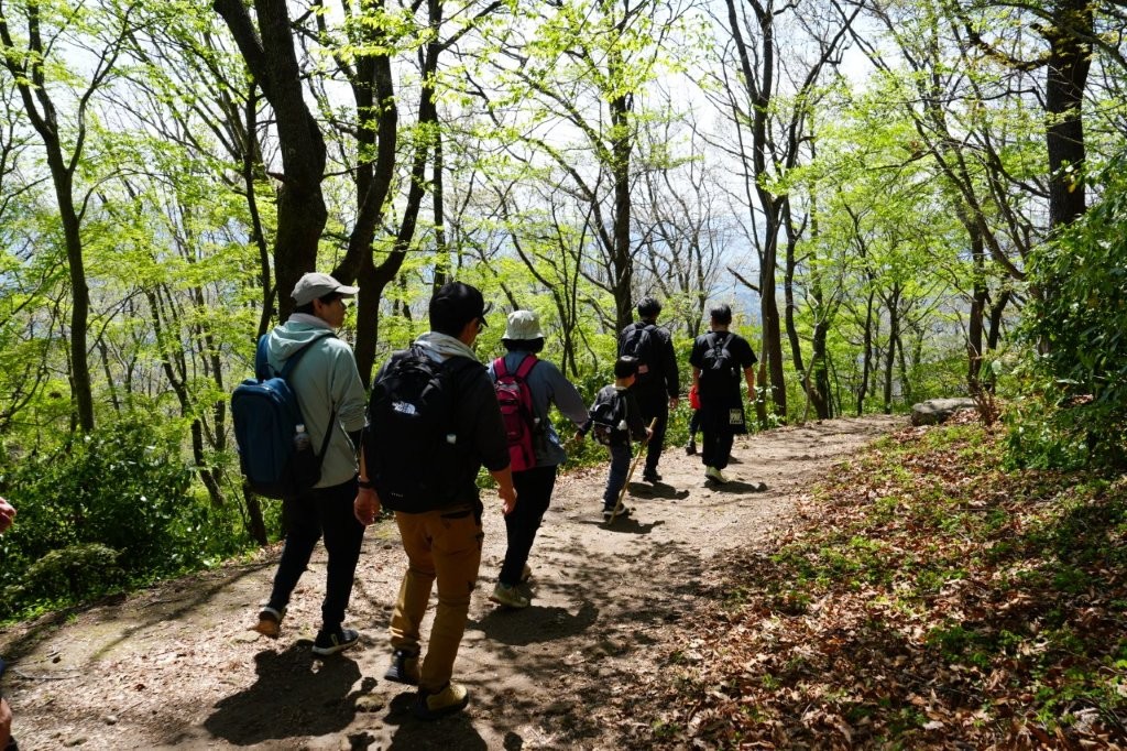 下山道を歩きながら無事ゴールを目指す参加者たち