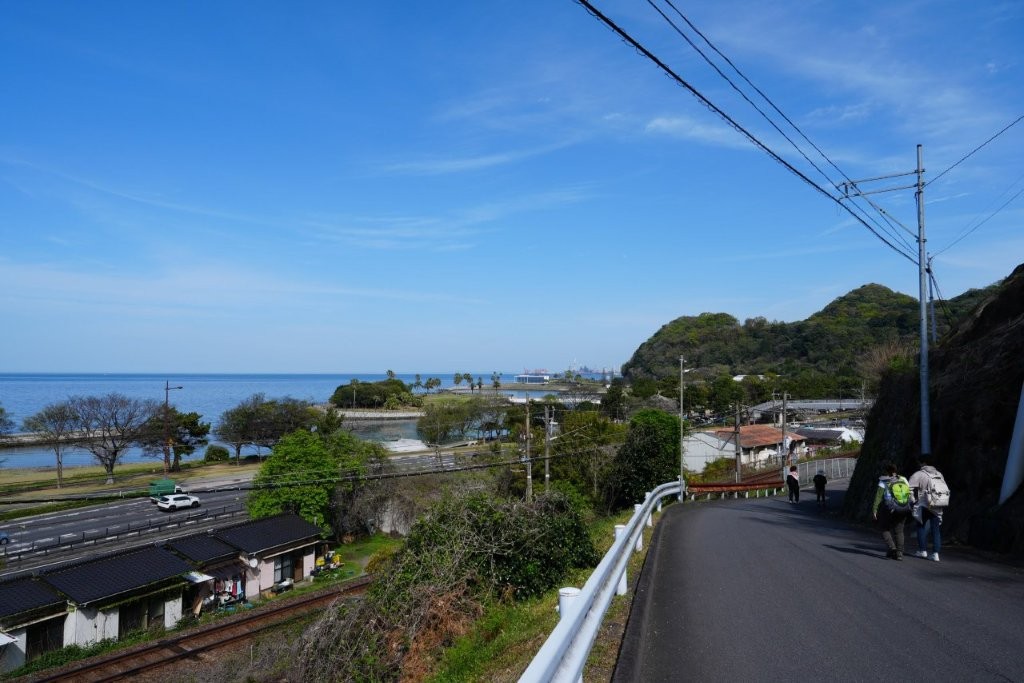 下山しながら田ノ浦ビーチ方面へ向かう参加者たち