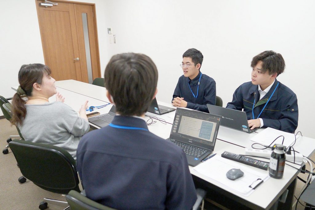 業務改善をテーマに打ち合わせワークへ参加する新入社員。