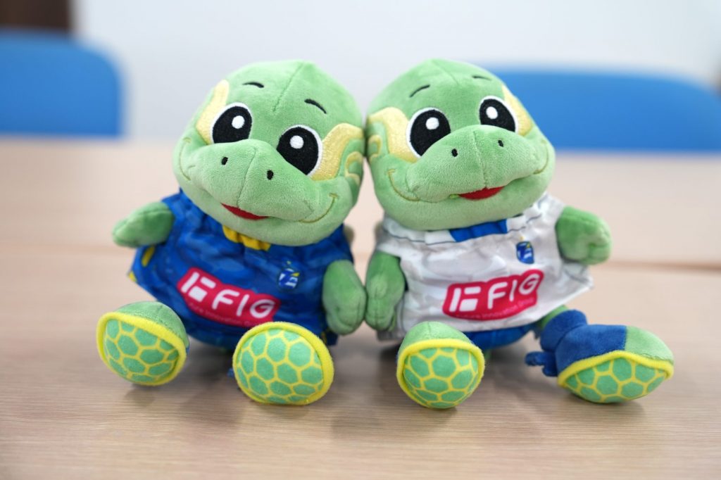 FIGロゴ入りユニフォームを着用したニータンマスコットキーチェーン。