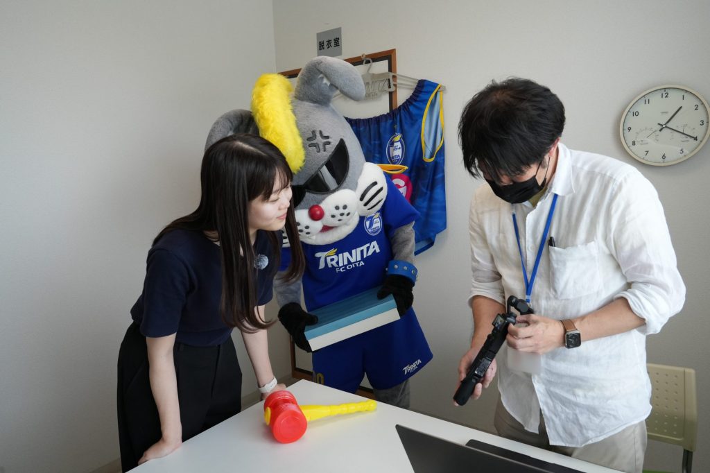 撮影後にカメラチェックを行う出演者とリッジー