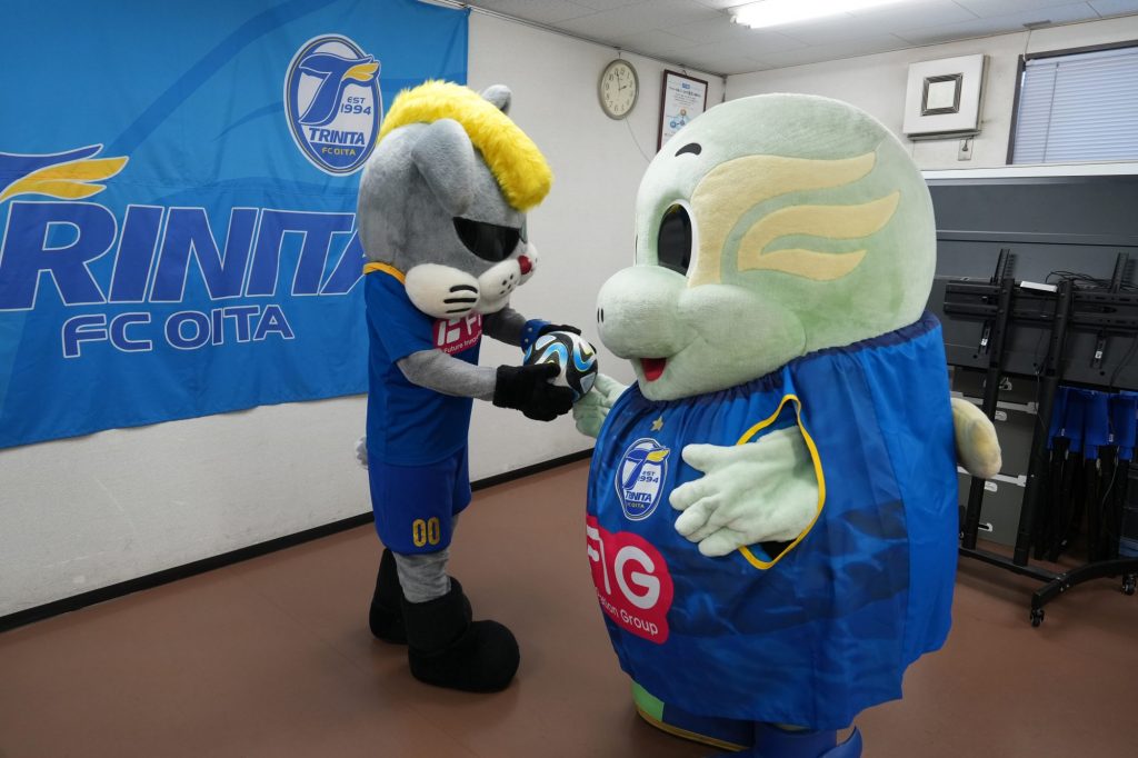 リッジーのためにサッカーボールを用意するニータン