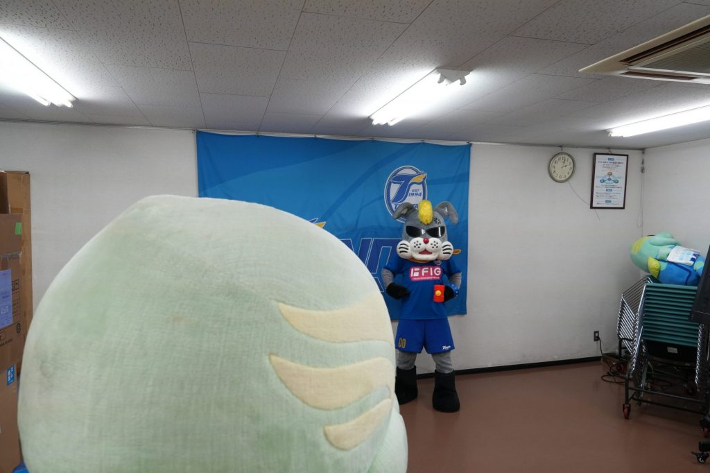 リッジーの撮影を見守るニータン