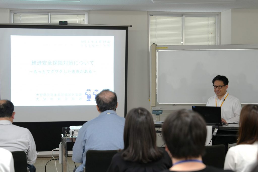 大分中央警察署の講師による技術流出防止に関する講義