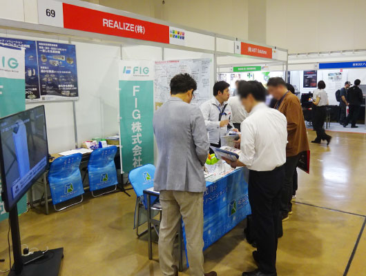 北洋銀行ものづくりサステナフェア2026のREALIZEブースで来場者に製品を紹介する様子